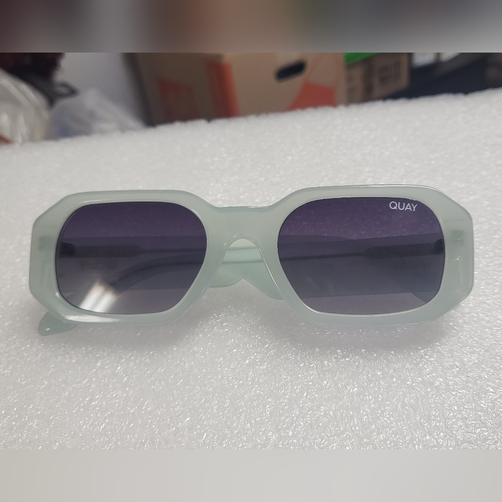QUAY AUSTRALIA HYPED UP SUNGLASSES PEPPERMINT